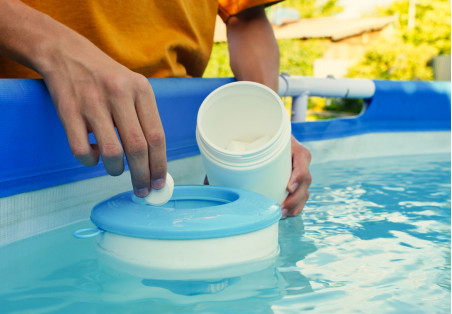 Cloro para la piscina, cómo y qué elegir