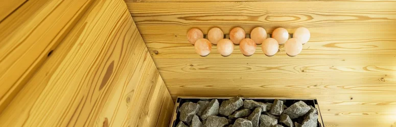 Los beneficios de la sal del Himalaya en la sauna y cómo usarla allí.
