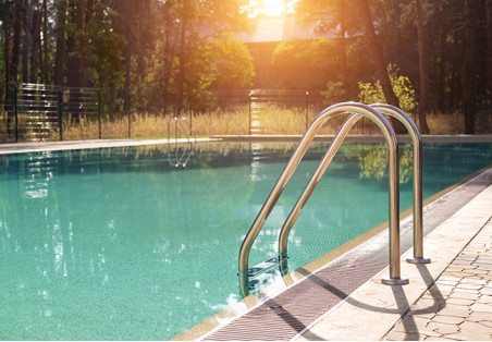 Apertura de piscinas en primavera: Cómo abrir su piscina exterior después del invierno.
