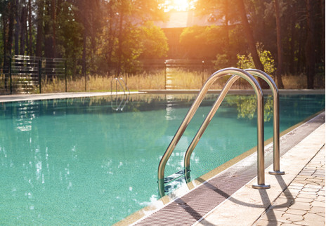 Apertura de piscinas en primavera: Cómo abrir su piscina exterior después del invierno.