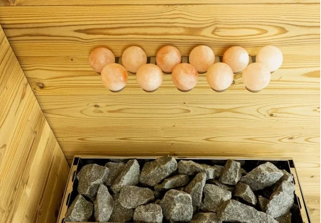 Los beneficios de la sal del Himalaya en la sauna y cómo usarla allí.