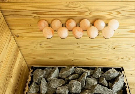 Los beneficios de la sal del Himalaya en la sauna y cómo usarla allí.