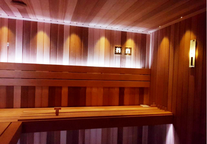 Sauna con madera de aliso y cedro canadiense