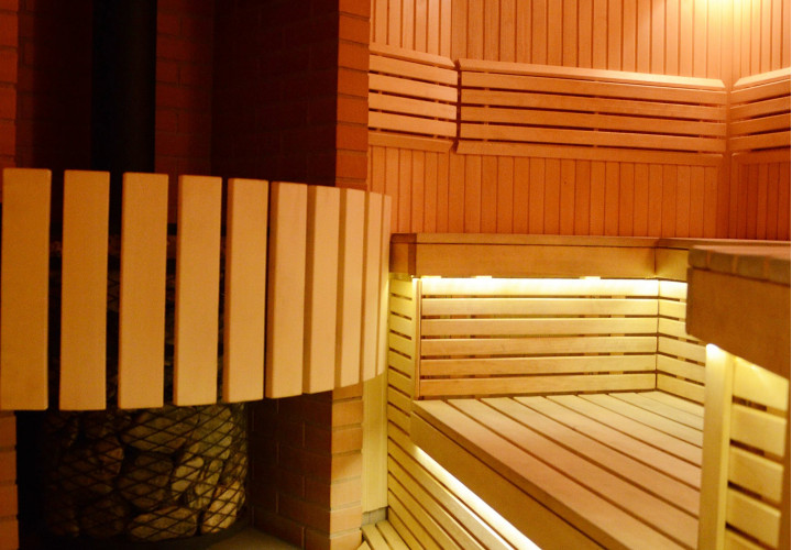 Sauna tradicional con estufa de leña.