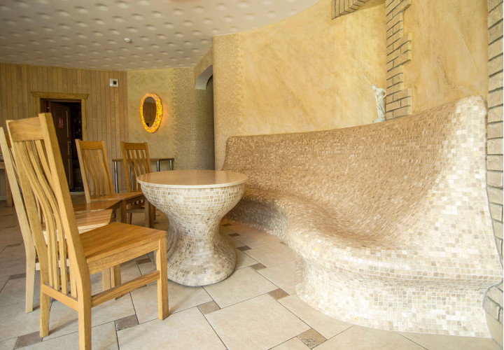 Banco climatizado y mesa en el baño de sauna
