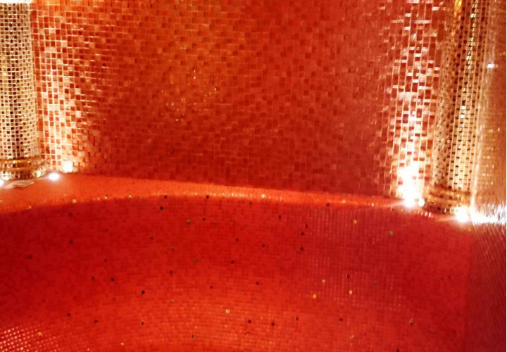 Sala de vapor con bancos en forma de L