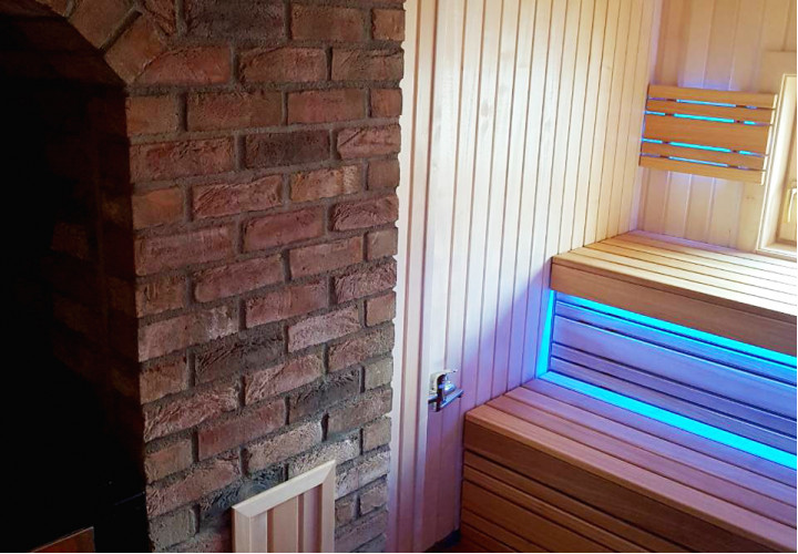 Sauna con calentador acumulador de calor y ventana