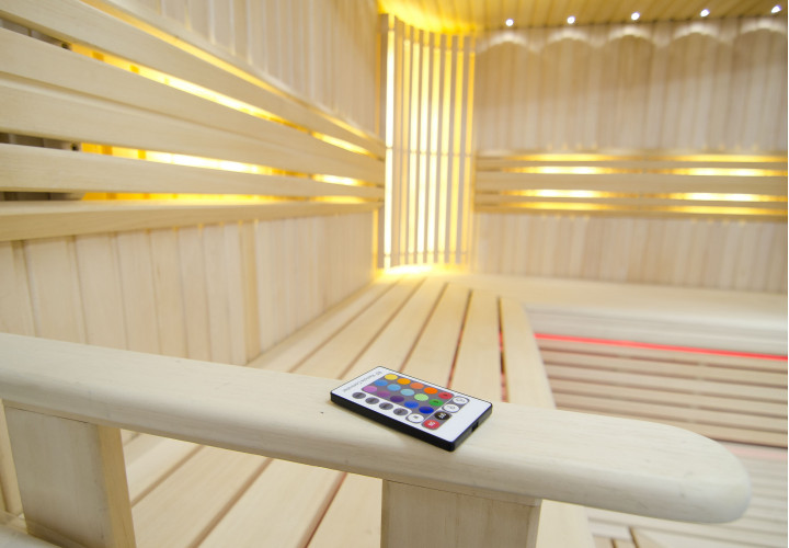 Sauna luminosa con iluminación LED ajustable.