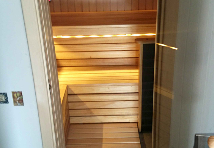 Sauna con sistema de dosificación de aromas y agua