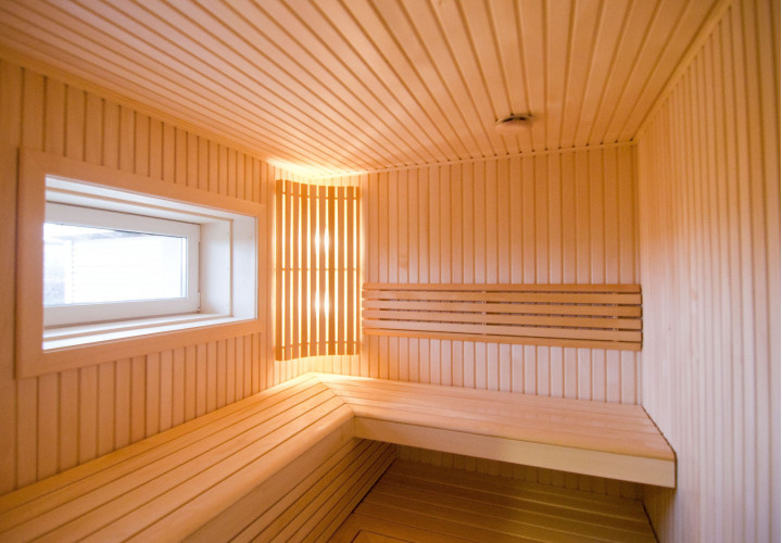 Sauna minimalista de madera de tilo
