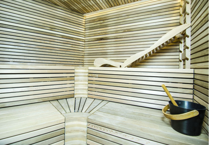 Sauna con banco ergonómico y madera de cedro