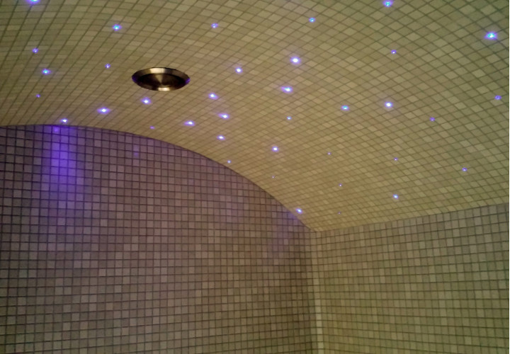 Sala de vapor con tumbonas ergonómicas de esquina.