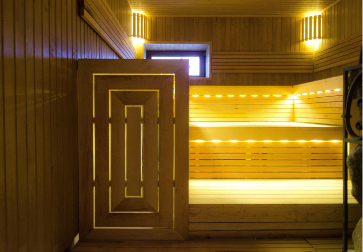 Sauna con bancos de madera de aliso de tres niveles