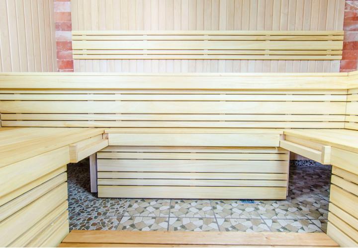 Sauna con pared de sal del Himalaya y banco deslizante