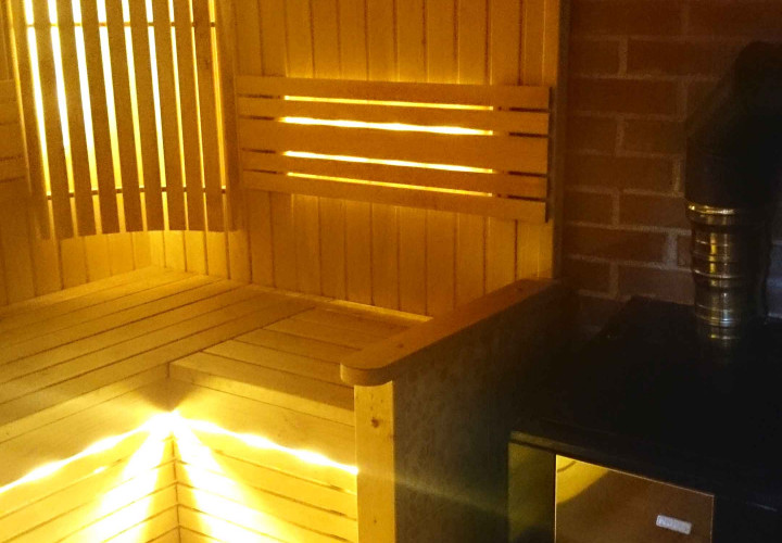 Sauna con calentador cerrado para vapor suave