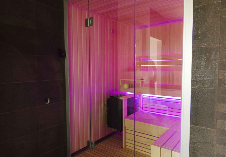 Sauna con iluminación LED de colores y sistema de sonido