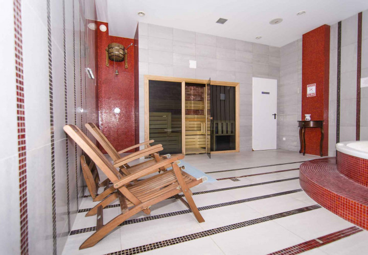 Renovación de la sauna con sal del Himalaya en el centro deportivo y de bienestar OAZIS.