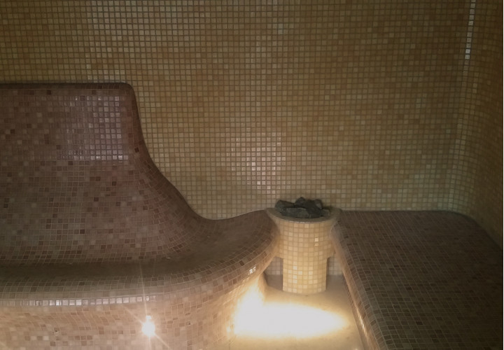 Sala de vapor con asientos y bancos para descansar