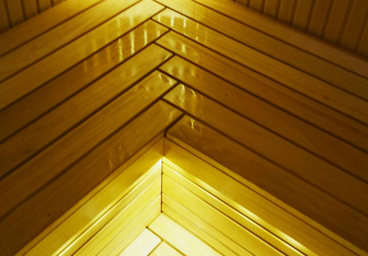 Sauna con madera de abachi