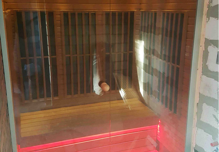 Sauna de infrarrojos con frontal de cristal e iluminación LED