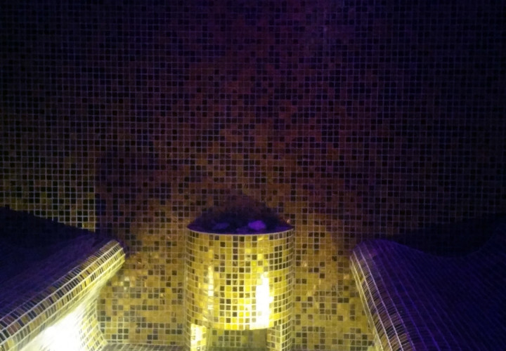 Sala de vapor con diseño simétrico