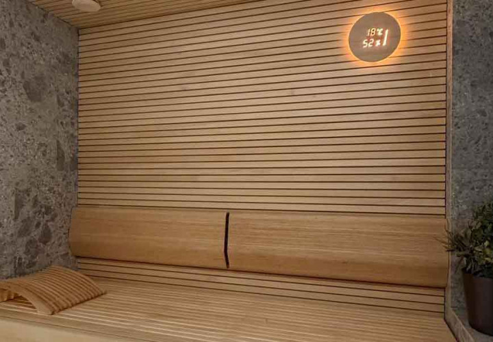 Sauna con acabado de madera y piedra