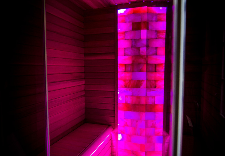 Sauna de infrarrojos con pared de sal del Himalaya