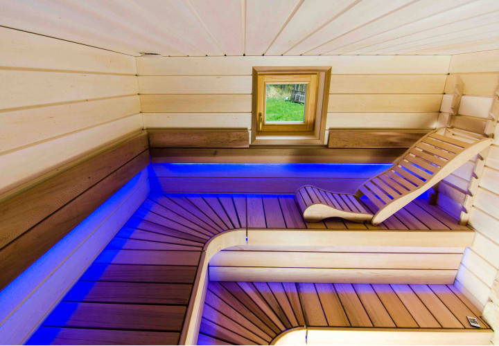 Sauna con calentador acumulador de calor y cámara de combustión externa