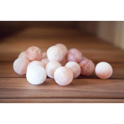 Un juego de bolas de sal del Himalaya.  Un juego de bolas de sal del Himalaya.