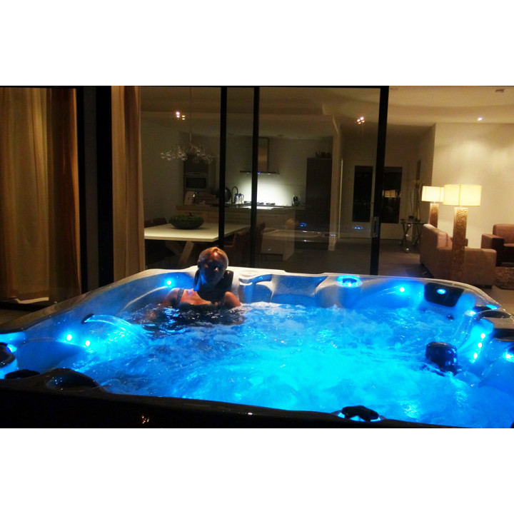 Piscina de masajes SPA - ADMIRE