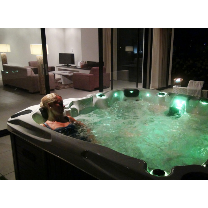 Piscina de masajes SPA - DESIRE