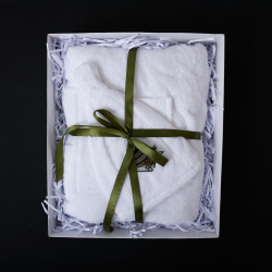 Set de regalo para ella - BLANCO, 75x140 cm, en caja de regalo. Delantal y gorro para sauna  Set de regalo para ella - BLANCO, 75x140 cm, en caja de regalo. Delantal y gorro para sauna