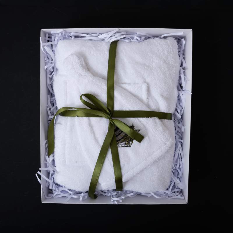 Set de regalo para ella - BLANCO, 75x140 cm, en caja de regalo. Delantal y gorro para sauna