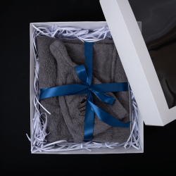 Set de regalo para él - GRIS, 55x150 cm, en caja de regalo. Delantal y gorro para sauna  Set de regalo para él - GRIS, 55x150 cm, en caja de regalo. Delantal y gorro para sauna