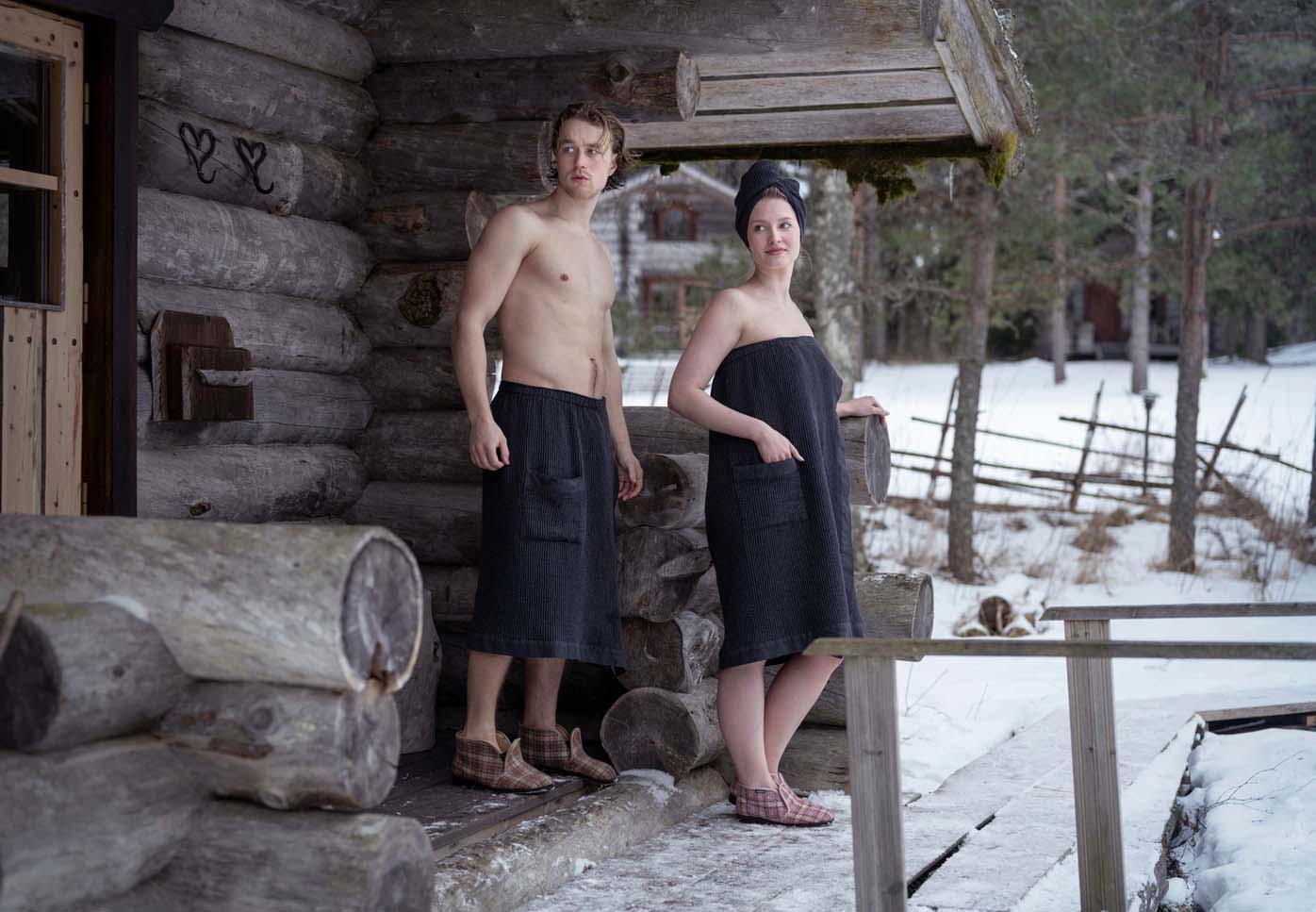 Hombre y mujer con ropa de sauna