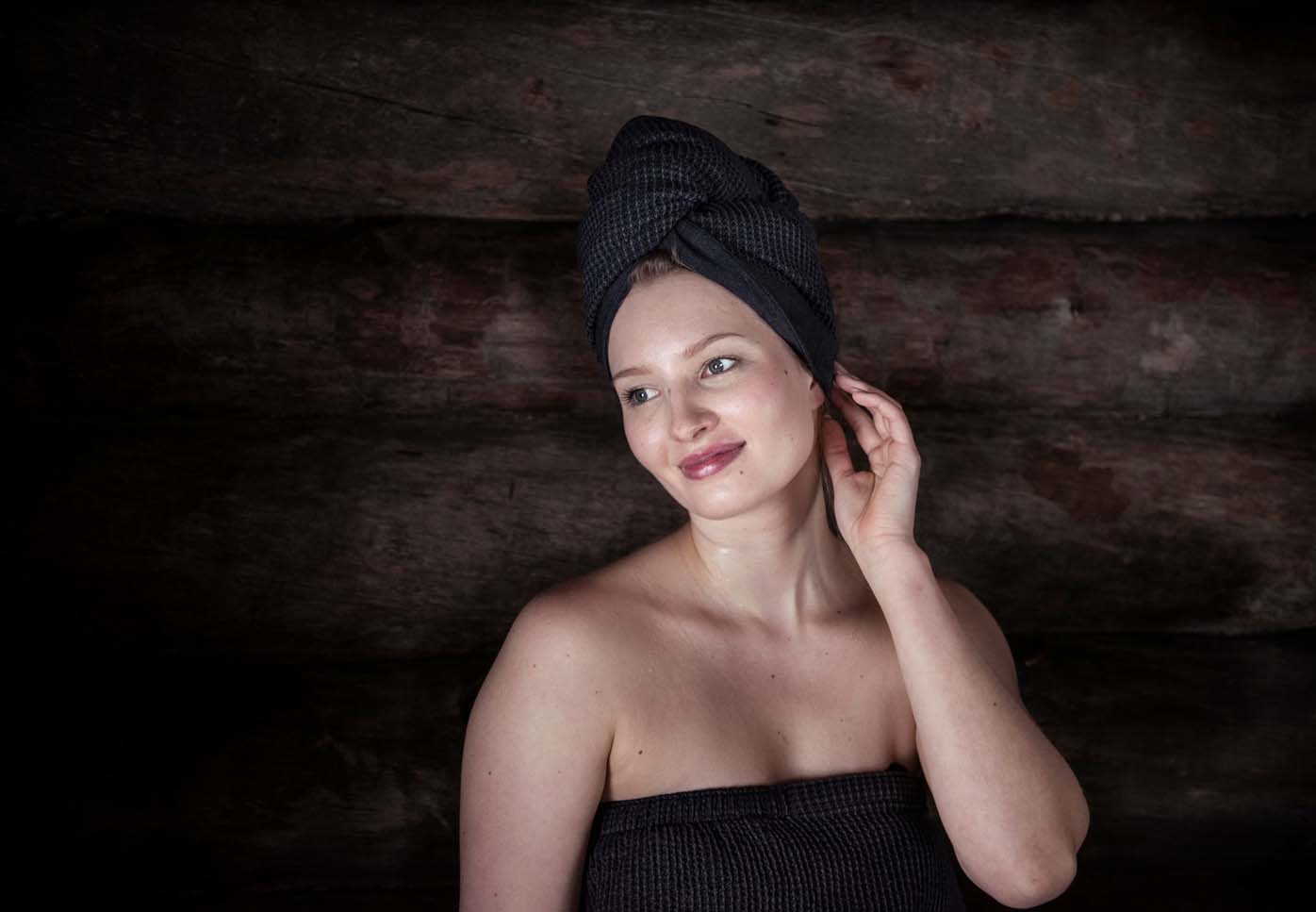 Mujer en una sauna con una toalla de pelo