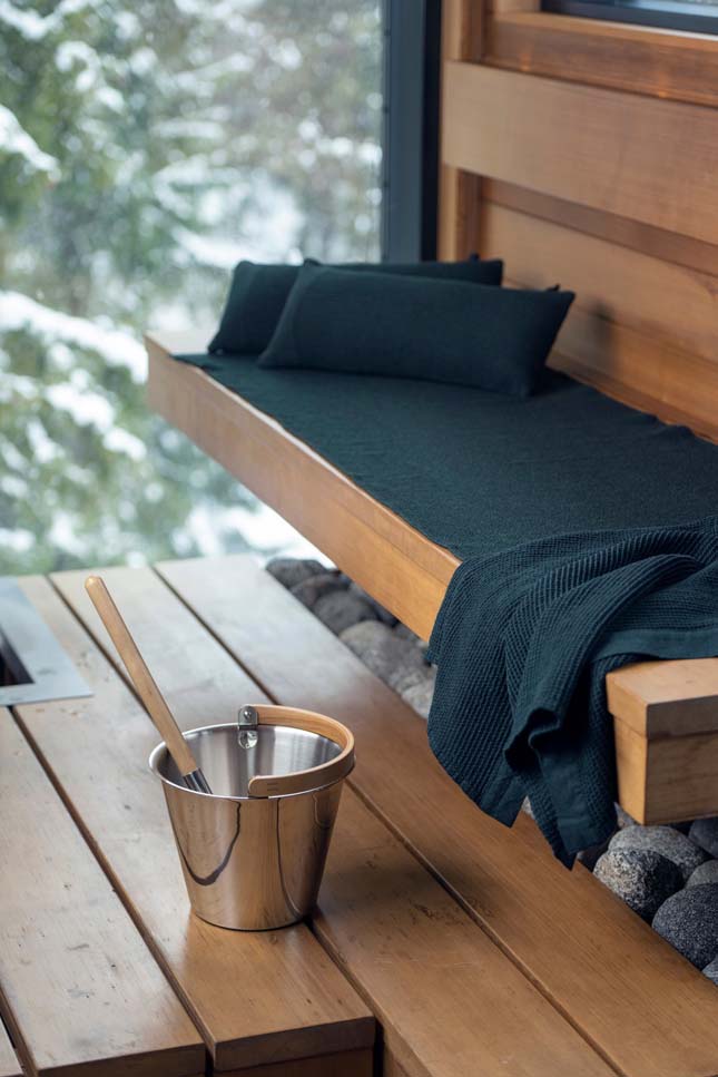 Bancos de sauna con toallas y cojines