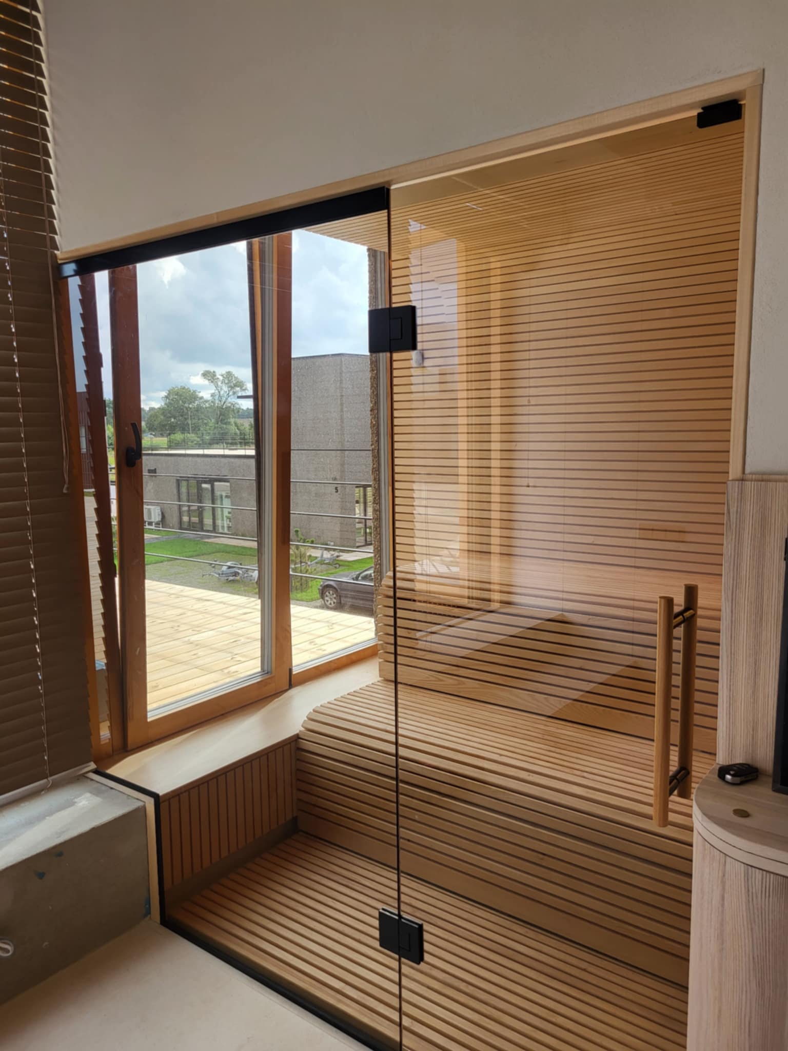 Ventana y pared de cristal en la sauna