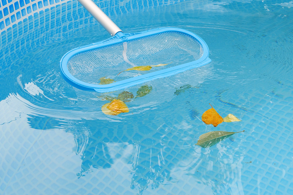 agua turbia de la piscina