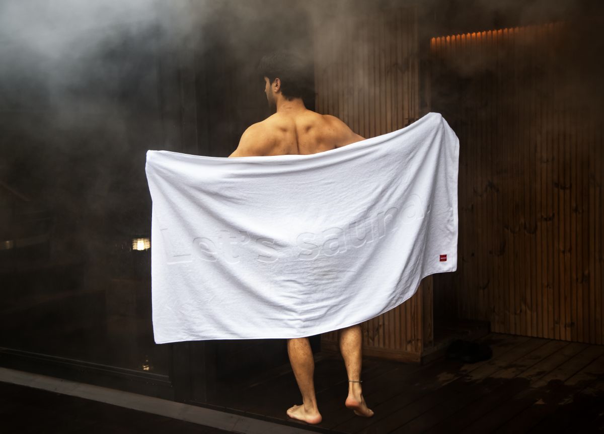Hombre con una toalla de sauna
