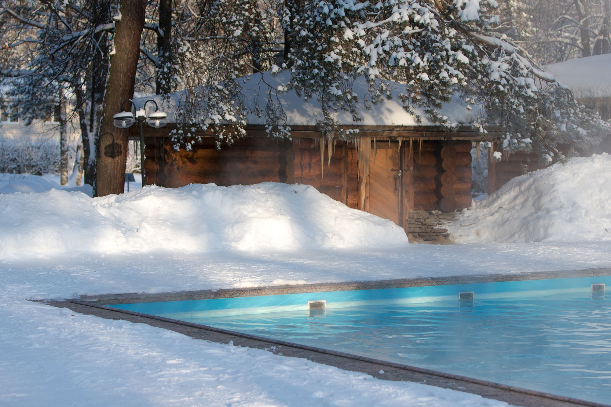 sauna y piscina en invierno