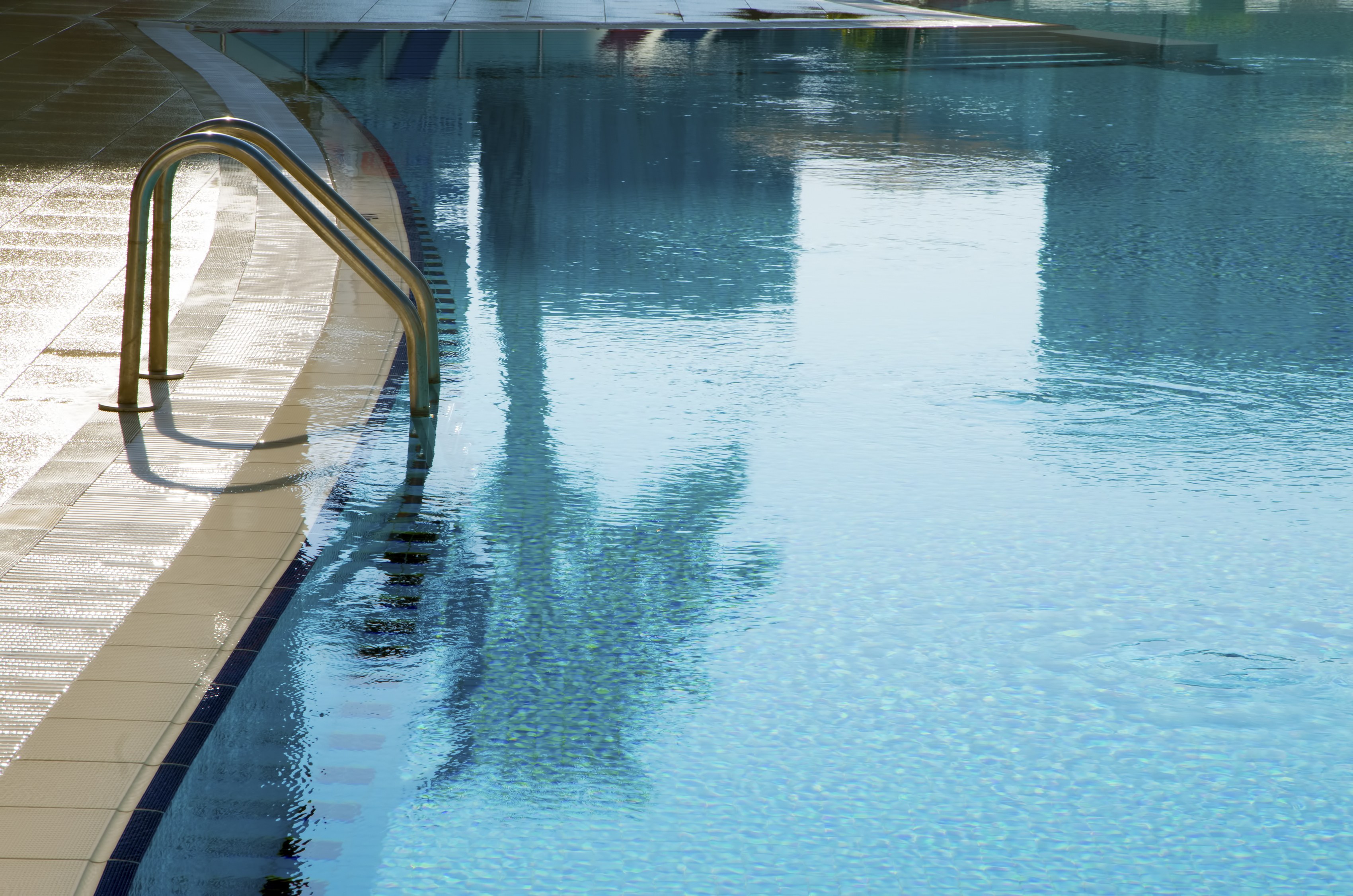 Apertura de la temporada de piscinas tras el invierno.