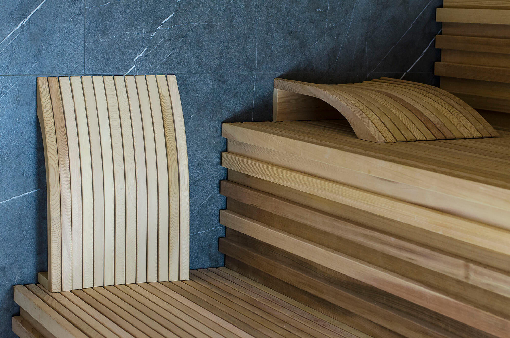 Respaldo y reposacabezas de sauna en uso