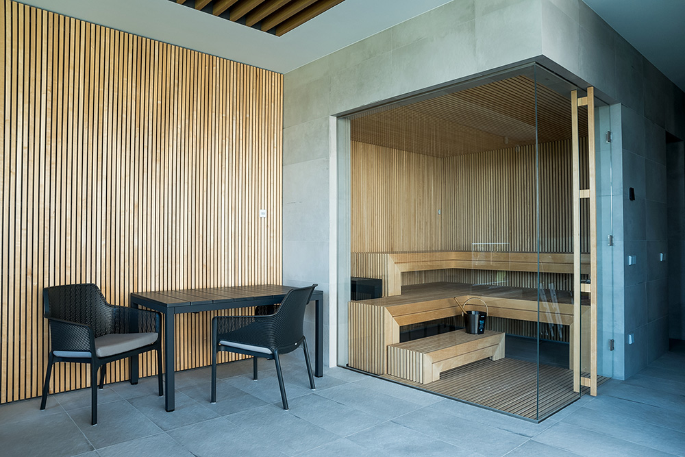 Sauna con pared de cristal