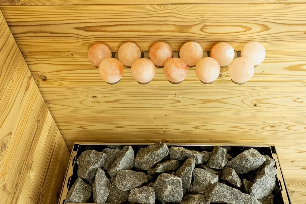 Los beneficios de la sal del Himalaya en la sauna y cómo utilizarla allí