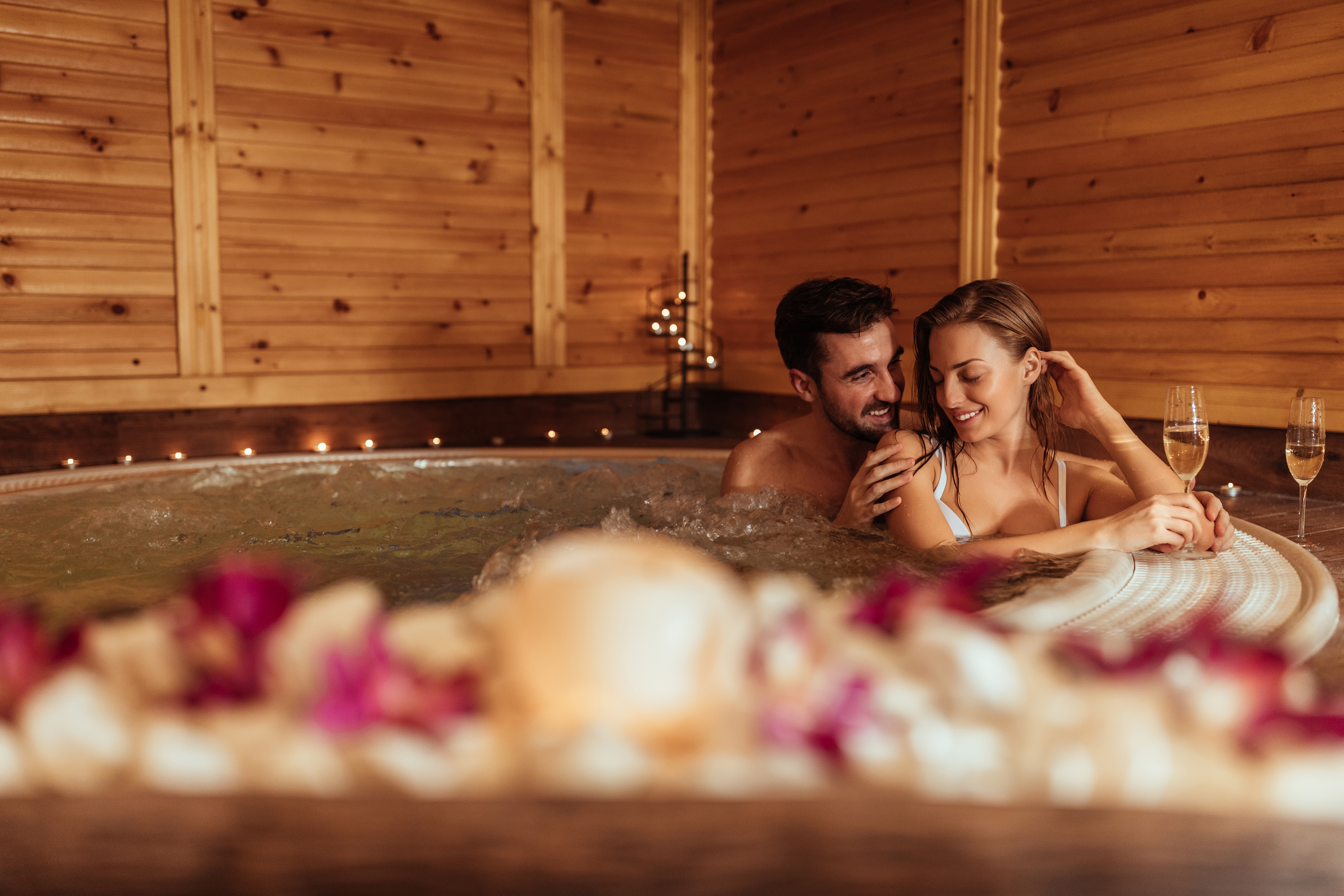 Ambiente romántico de spa con agua caliente e hidromasaje para San Valentín