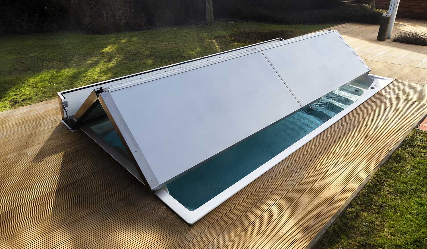 Piscina de natación exterior USSPA con cubierta segmentada parcialmente abierta.