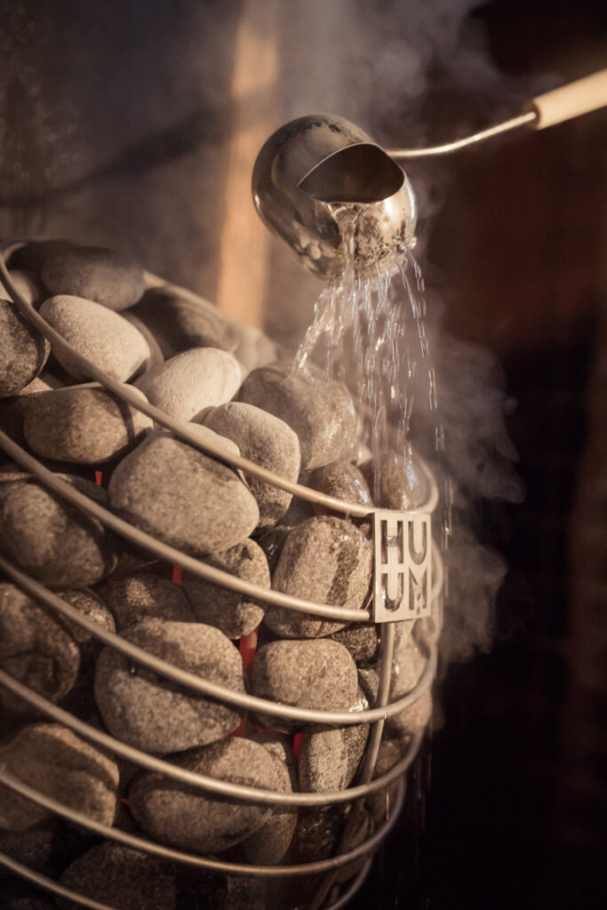 Cómo verter agua correctamente sobre las piedras del calentador de sauna eléctrico