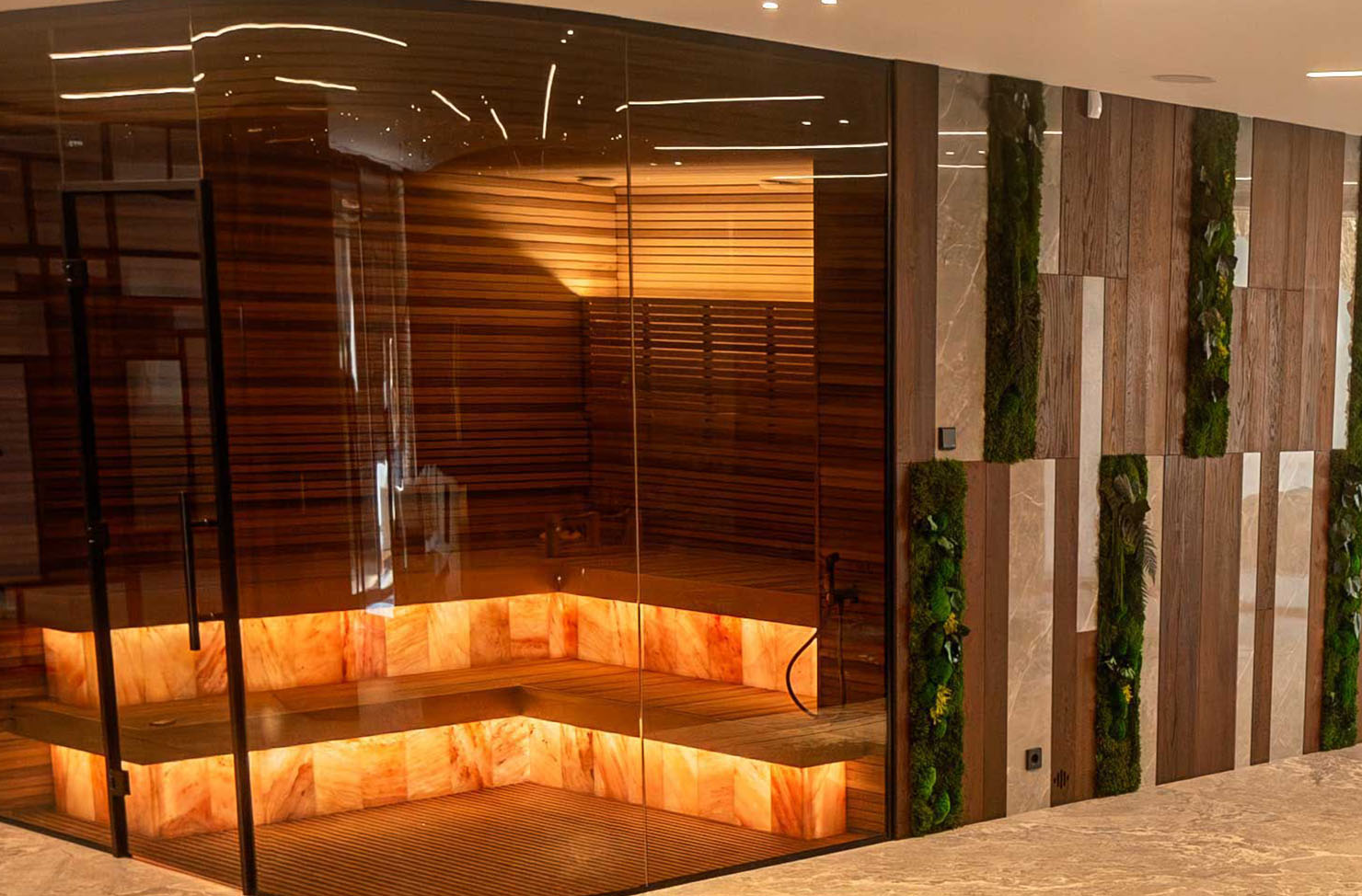 Sauna de lujo con iluminación ambiental