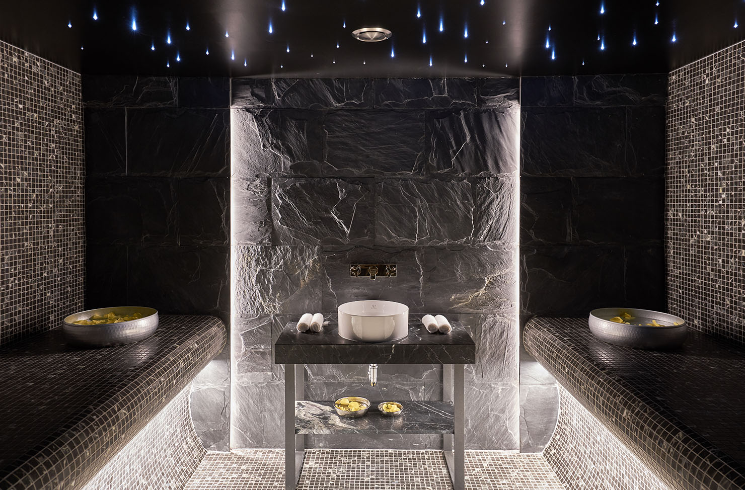 Interior de un baño de vapor de piedra oscura